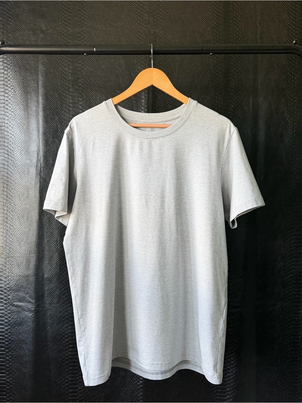 Alo Yoga Heather Gray Crewneck Short Sleeve T-Shirt Size Men’s L Back Logo